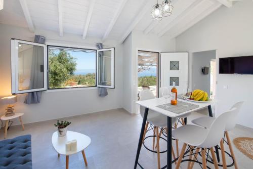 Телевизор и/или развлекательный центр в Paxos Couple House by Konnect