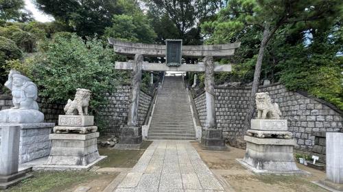 an entrance to a stone arch with stairs and statues at Toyoko Inn Tokyo Shinagawa Aomono-yokocho-eki in Tokyo