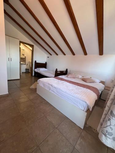 una camera da letto con due letti in una stanza di Ammon Chalet a Bran