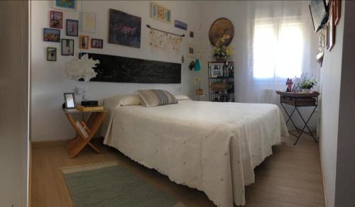 Un dormitorio con una cama con una manta blanca. en Apartamentos La Atalaya 188 - 189, en Conil de la Frontera