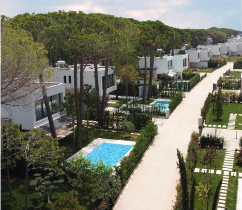都拉斯的住宿－SanPietro Vacation Rentals，享有带游泳池的别墅的空中景致