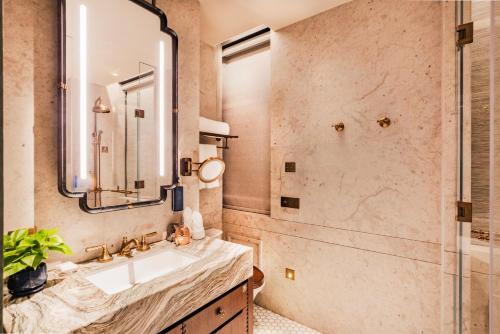 a bathroom with a sink and a mirror at Hotel Central 新中央酒店 in Macau