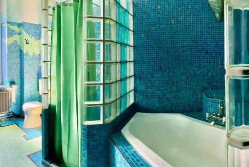 a bathroom with a bath tub and a toilet at Véraison in Pussemange