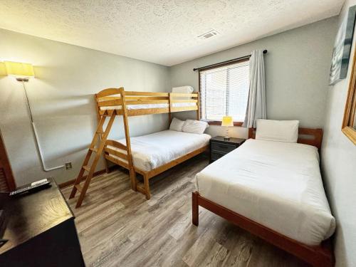 um quarto com 2 camas e um beliche em Spacious Modern Condo - 1st Floor - One Block to the Beach em Myrtle Beach