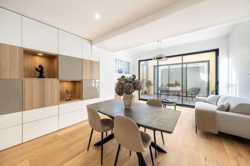 a kitchen and living room with a table and chairs at Appartement Prestige Champs Elysées in Suresnes