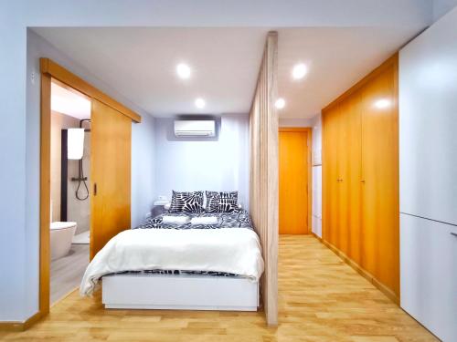 a bedroom with a bed and a bathroom at Moderno apartamento tipo loft en Terrassa centro in Terrassa