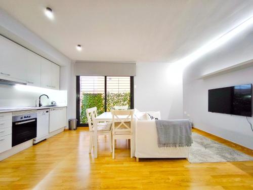 a kitchen and dining room with a table and chairs at Moderno apartamento tipo loft en Terrassa centro in Terrassa