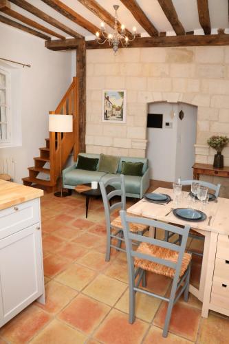 une cuisine et un salon avec une table et des chaises dans l'établissement Maison Emily in Senlis by La Boîte En Plus, à Senlis