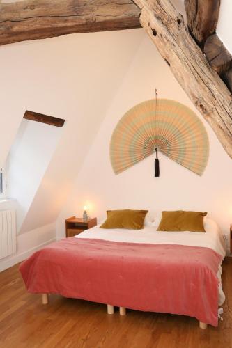 - une chambre avec un lit et un parasol sur le mur dans l'établissement Maison Emily in Senlis by La Boîte En Plus, à Senlis