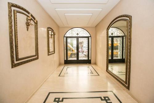 una habitación vacía con espejos y un pasillo con suelo en Lovely studio in the center of Casablanca en Casablanca