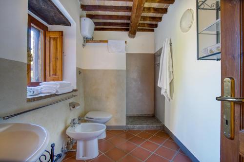 y baño con aseo y lavamanos. en Lavanda ad Antico Casale '700, en Umbertide