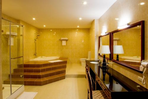 迪石的住宿－西貢迪石酒店，带浴缸、盥洗盆和卫生间的浴室