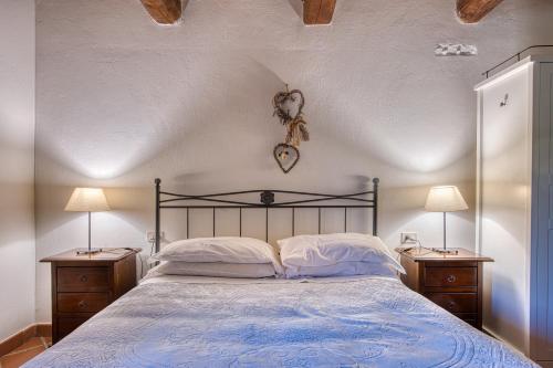 1 dormitorio con 1 cama grande y 2 mesitas de noche en Lavanda ad Antico Casale '700, en Umbertide