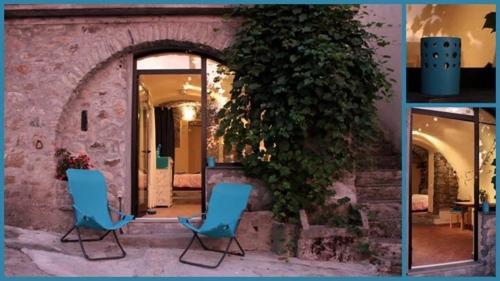 two blue chairs sitting in front of a brick wall at B&b Il Tulipano in Polverara