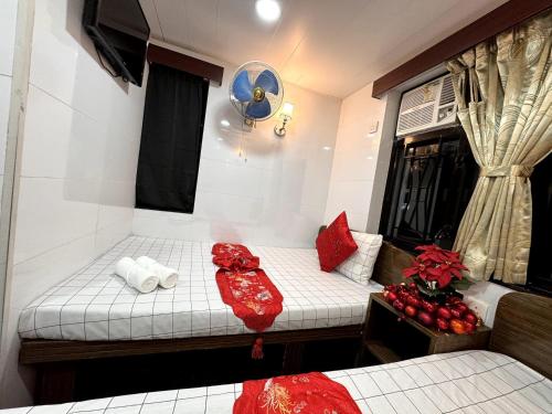 Cama ou camas em um quarto em Traveller's Hostel