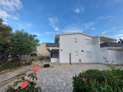 Apartment in Vir mit großer Terrasse