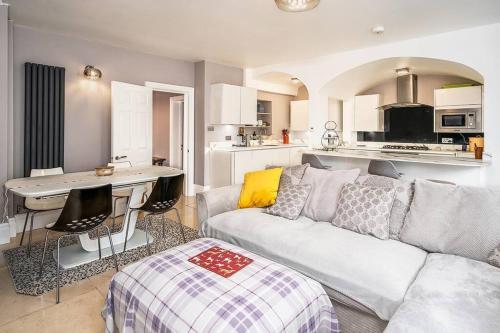 uma sala de estar com um sofá e uma cozinha em Beautiful Basement Apartment em Bath
