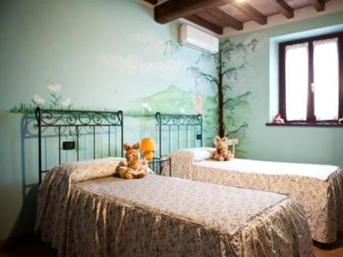 斯坎迪亞諾的住宿－Appartement in Scandiano mit Privatem Parkplatz - b57352，一间卧室配有两张床,上面有泰迪熊