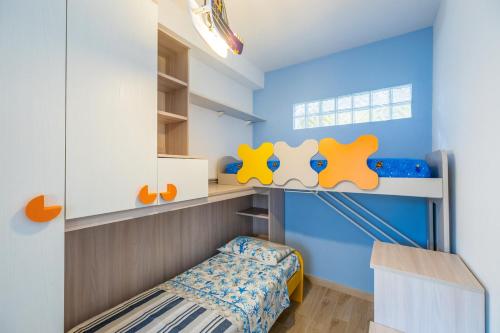 - une chambre pour enfants avec des lits superposés et des murs bleus dans l'établissement Mare sole mountain bike -citra 0328, à Finale Ligure