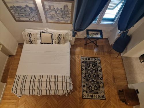 Camera mansardata con 2 letti e un tappeto. di Residenza Allegra a Genova