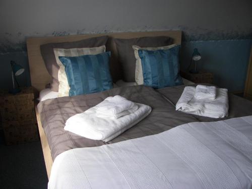 Una cama con dos toallas encima. en Apartment Sunline, en Sulmin