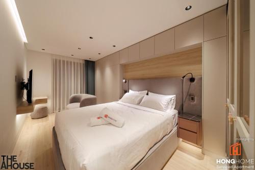 een slaapkamer met een groot wit bed in een kamer bij The AHouse High-End Interior Design Building in Ho Chi Minh-stad