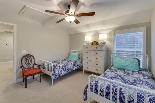 een slaapkamer met 2 bedden en een plafondventilator bij Beautiful cottage next to Tims Ford Lake in Tullahoma