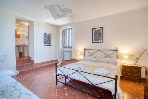 un dormitorio con una cama en una habitación en Girasole ad Antico Casale '700, en Umbertide