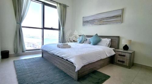 ein Schlafzimmer mit einem großen Bett und einem großen Fenster in der Unterkunft Royalton - Vibrant Cityscape 1BR Next to Business Bay Canal in Dubai