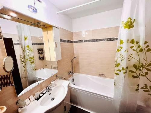 a bathroom with a tub and a sink and a bath tub at NeverSea Flat in Constanţa