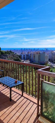 einen Tisch auf einem Balkon mit Stadtblick in der Unterkunft Habitación espaciosa con cama doble in Barcelona