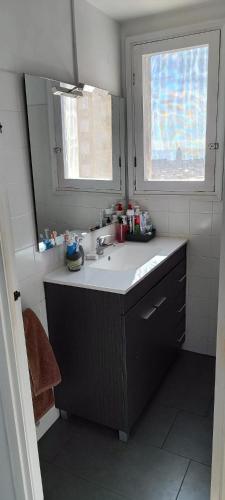 巴塞隆納的住宿－Habitación espaciosa con cama doble，一间带水槽和镜子的浴室