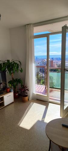 ein Wohnzimmer mit einem großen Fenster mit Aussicht in der Unterkunft Habitación espaciosa con cama doble in Barcelona