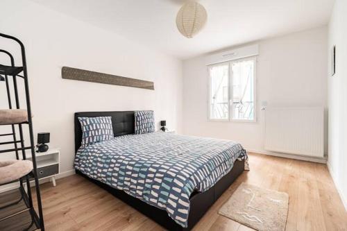 une chambre avec un lit dans une pièce blanche dans l'établissement Home-like apartment Near DisneyLand, à Chessy