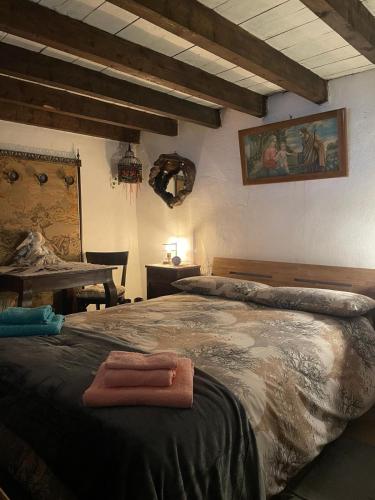 - une chambre avec un grand lit et 2 serviettes dans l'établissement Casa Luisa, à Schio