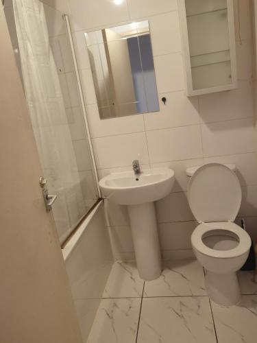a white bathroom with a toilet and a sink at Glasgow Double Room Free Parking in Glasgow