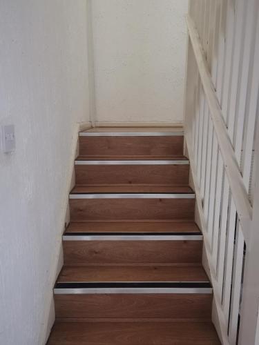 uma escada numa casa com pisos de madeira em Glasgow Double Room Free Parking em Glasgow