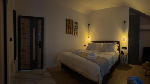 ein Schlafzimmer mit einem großen Bett in einem Zimmer in der Unterkunft NOVA LUXURY DESIGN in Zagreb