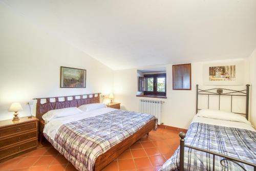 1 Schlafzimmer mit 2 Betten in einem Zimmer in der Unterkunft Magnolia ad Antico Casale '700 in Umbertide