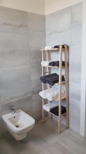 Baño con toallero junto a un lavabo en Black and White B&B Urgnano, en Urgnano
