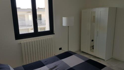 1 dormitorio con cama y ventana en Black and White B&B Urgnano, en Urgnano