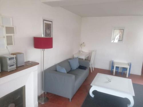 un salon avec un canapé et une table dans l'établissement Maison entre ville et campagne, à Amilly