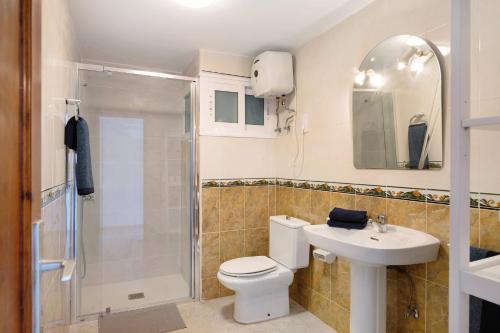 a bathroom with a toilet and a sink and a shower at Apartamento a 1 minuto de playa in Puerto del Carmen