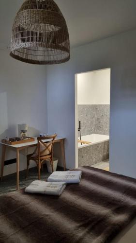 une chambre avec un lit et une salle de bain avec baignoire dans l'établissement Chambre d'hôtes au Haras d'Agathe et ses princes, à Les Barils