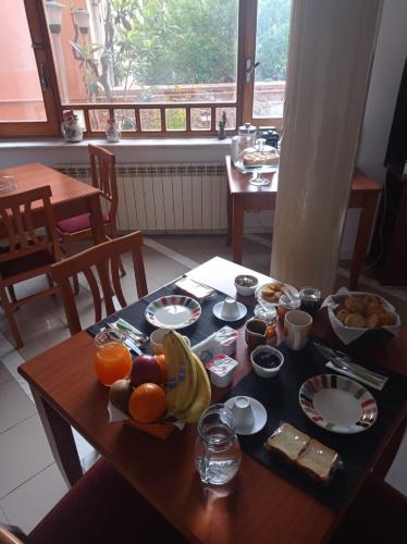 un tavolo con un mucchio di prodotti per la colazione di Bed and Breakfast Josepha a Taormina