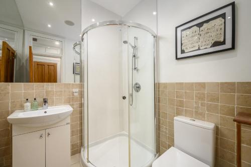 Bilik mandi di Stylish & Central 2BR Stockbridge Gem