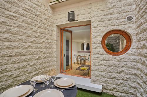 une salle à manger avec une table et des verres à vin dans l'établissement Apartment St Honore by Studio prestige, à Paris