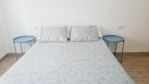 1 cama con 2 sillas azules en una habitación en TURIA FLAT, en Valencia