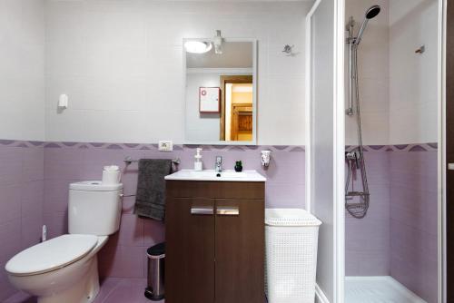 een badkamer met een toilet, een wastafel en een douche bij Costamar Arinaga in Arinaga