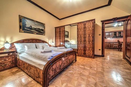 1 dormitorio con 1 cama grande con marco de madera en Regent Club Vila Tereza, en Trenčianske Teplice